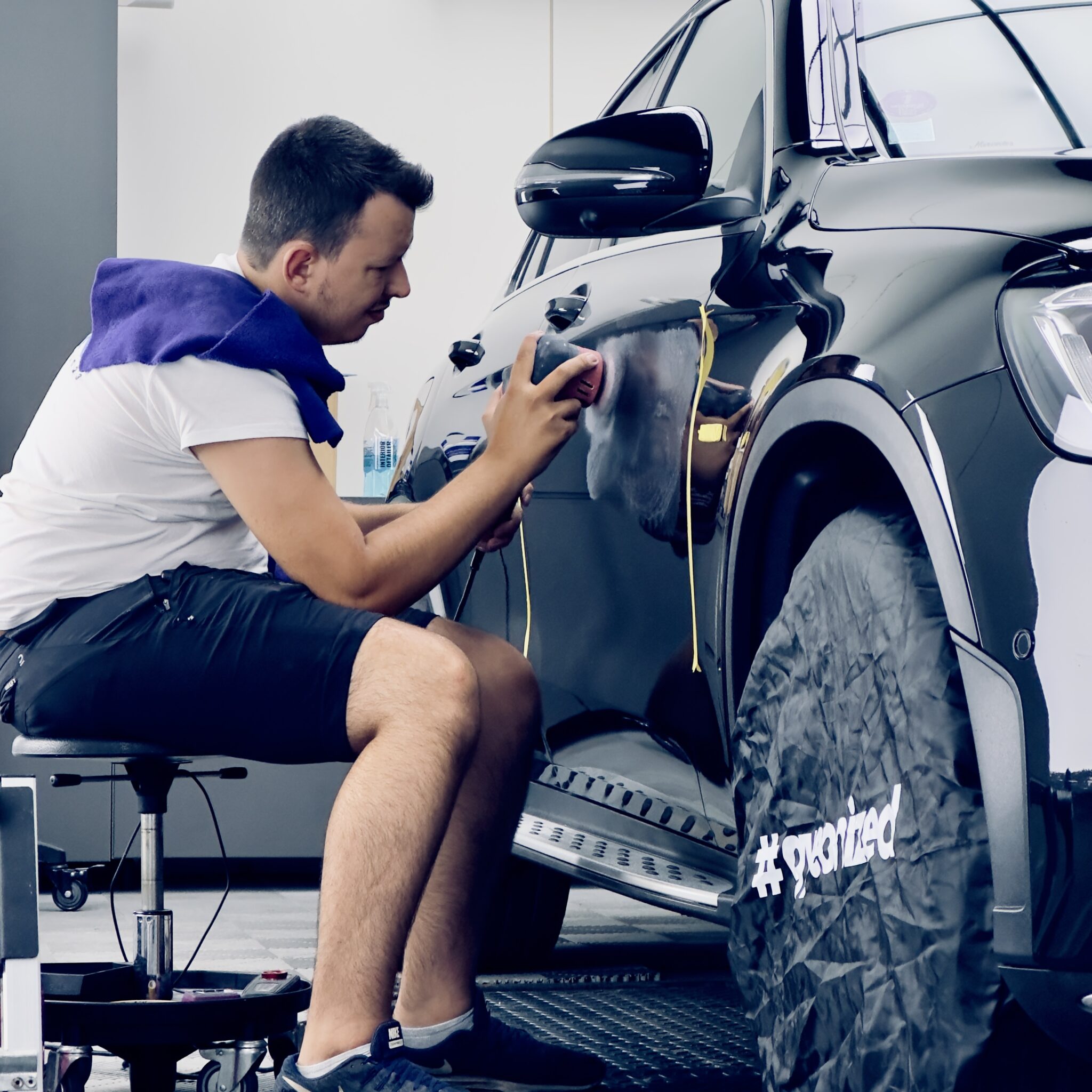 Stagiaire en train de lustrer